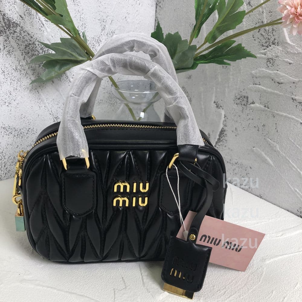 ミュウミュウ ブラックレザー ショルダーバッグ