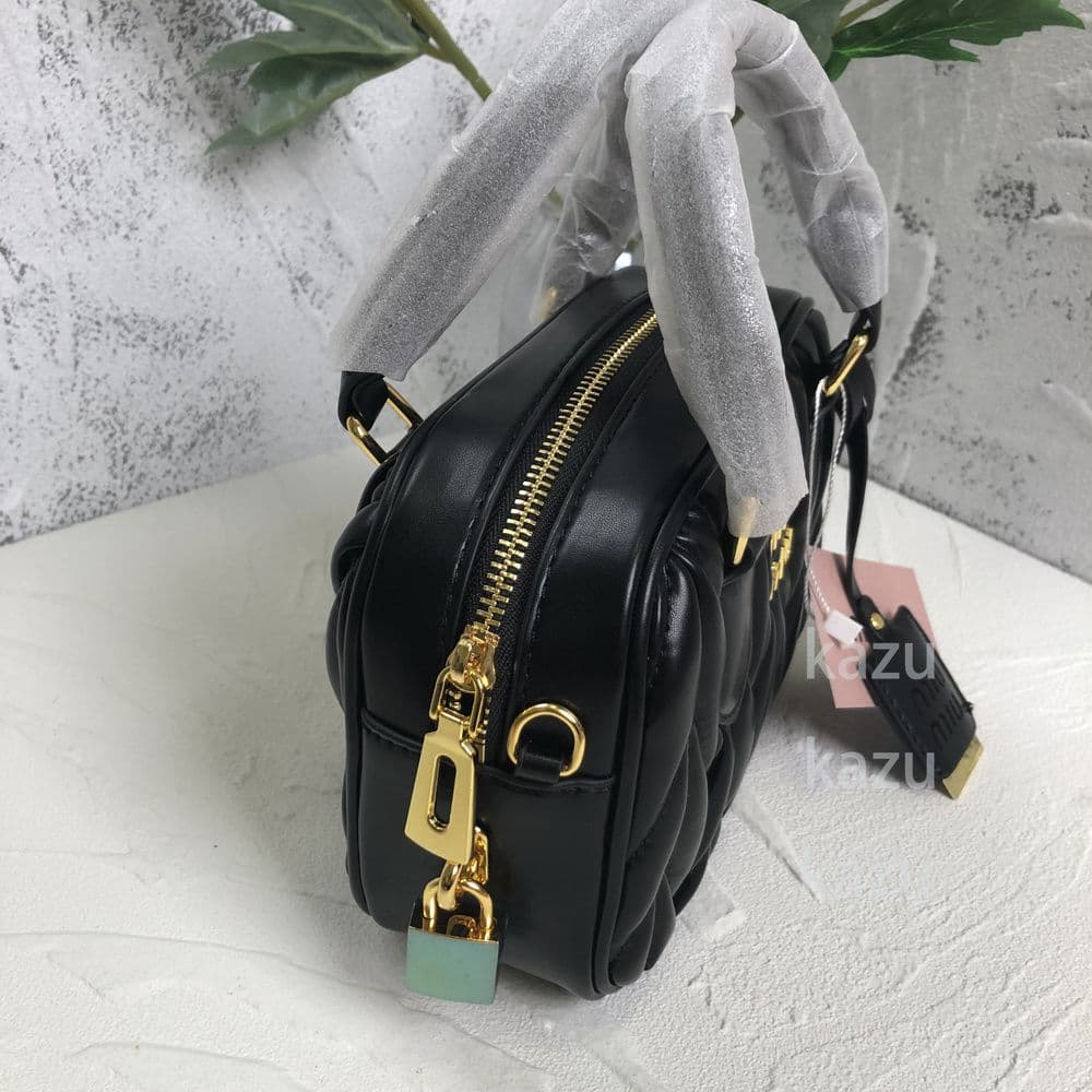 ミュウミュウ ブラックレザー ショルダーバッグ