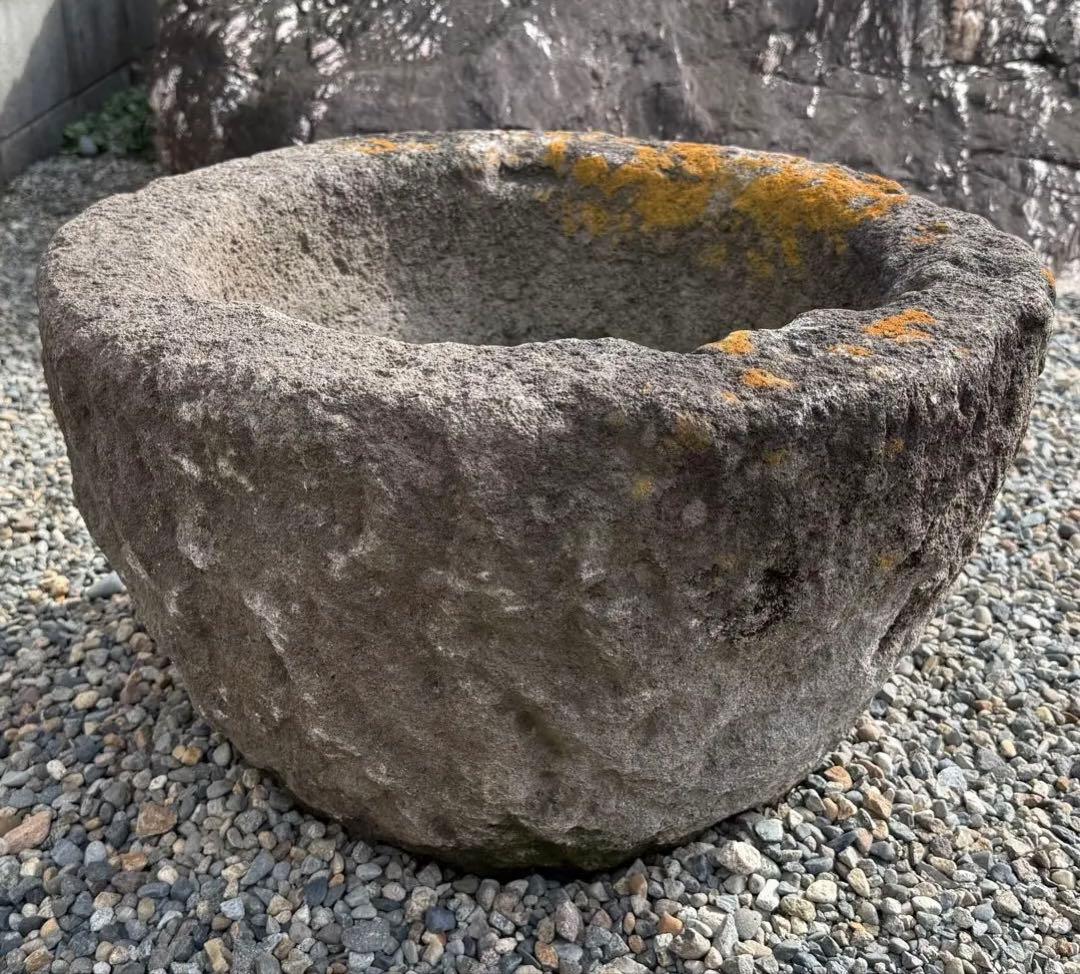 手彫りの天然石の手水鉢