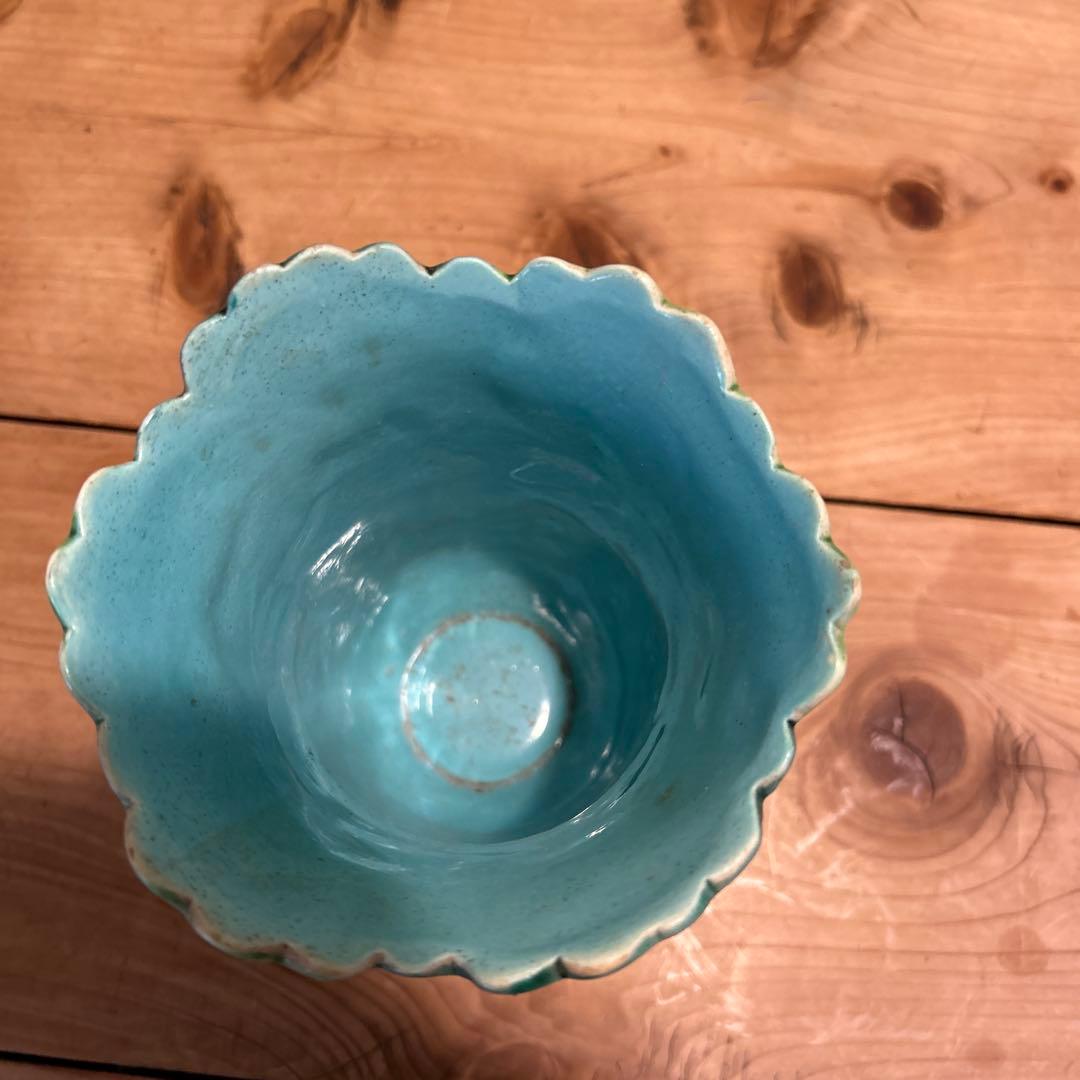 青緑色の花模様の陶器カップ
