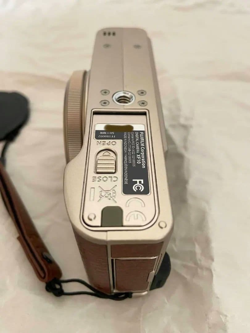 美品　富士フィルム　XF10　シャンパンゴールド（元箱付き）