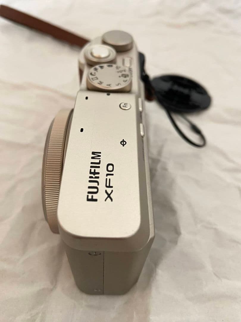 美品　富士フィルム　XF10　シャンパンゴールド（元箱付き）