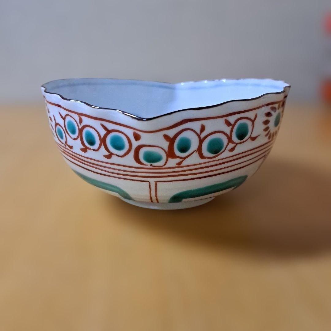 九谷焼　装飾的な波形ボウル　中鉢