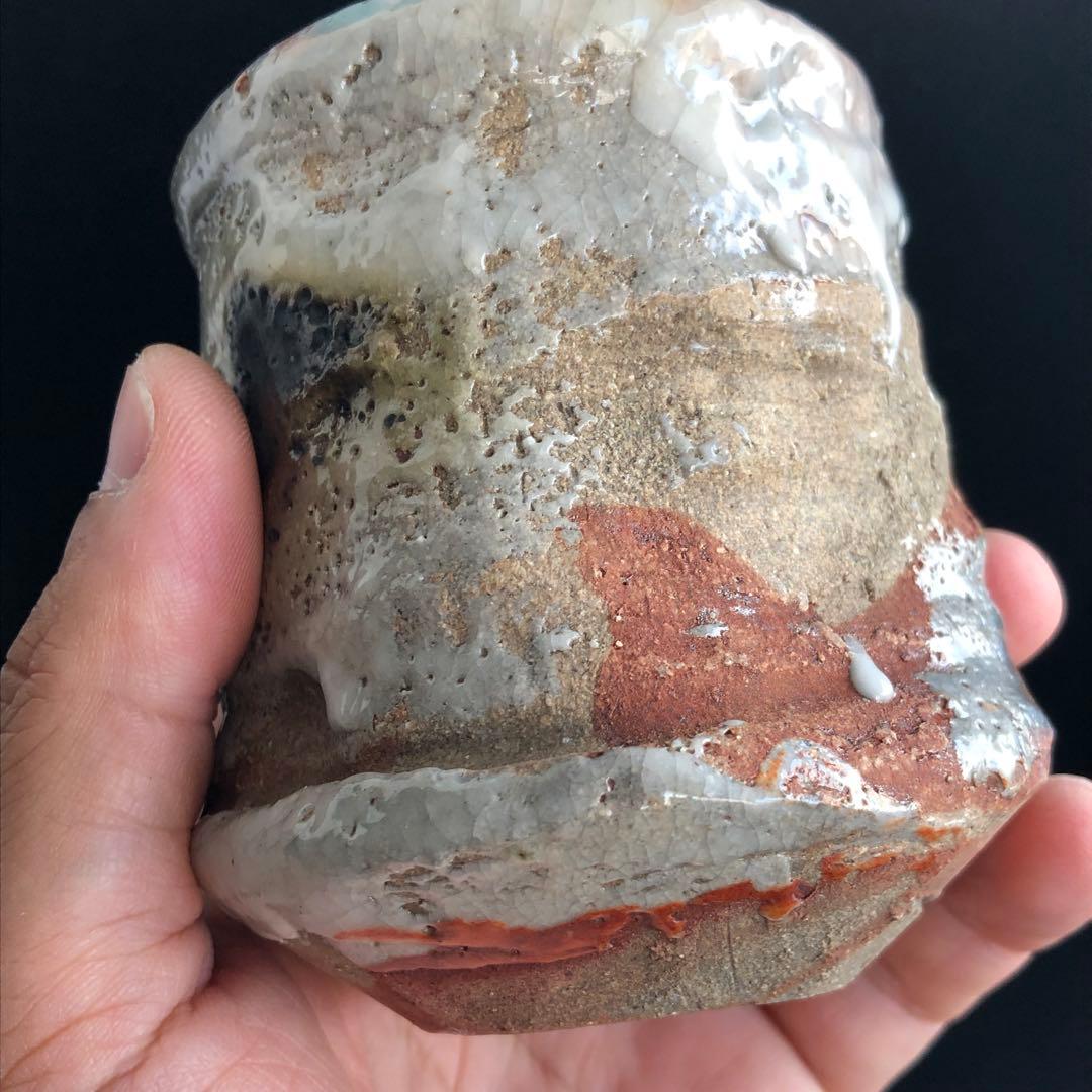 美しい古美術品◼️蔵から見事にくねくねした雰囲気の良い茶碗が出てきました。茶道具