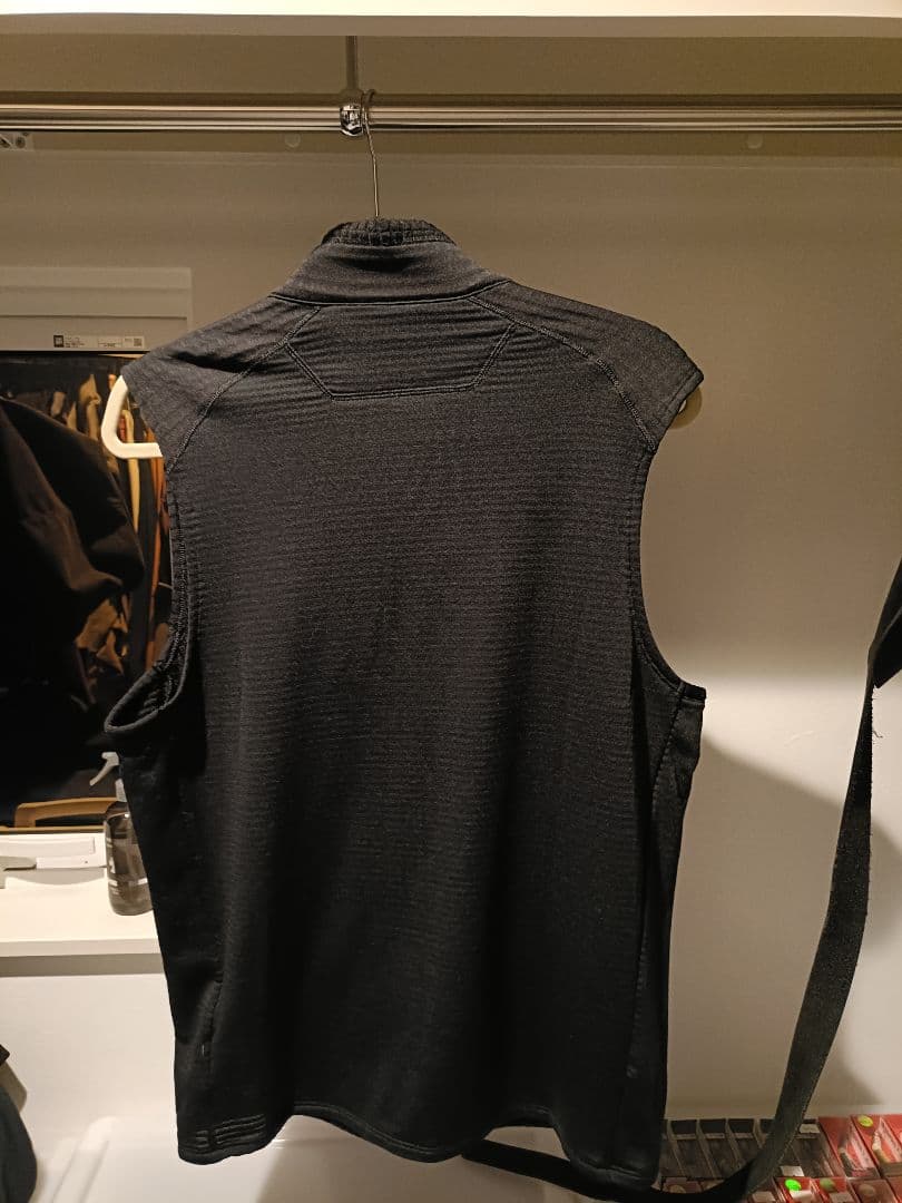 パタゴニア　R1 ベスト　ブラック　mサイズ　アウトドア