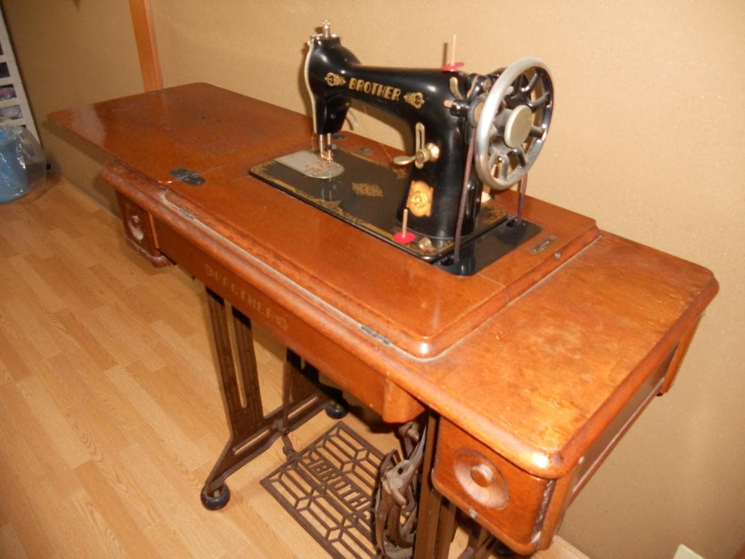 レトロ 足踏みミシン BROTHER ブラザー ミシン です。