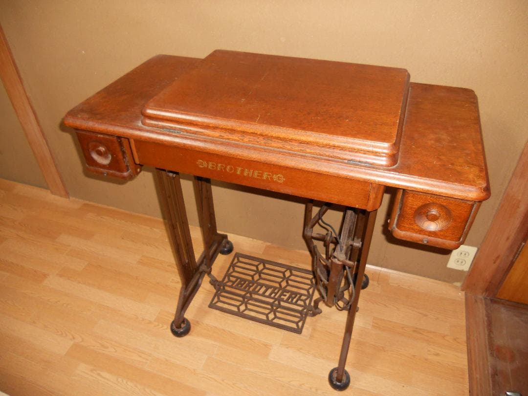 レトロ 足踏みミシン BROTHER ブラザー ミシン です。