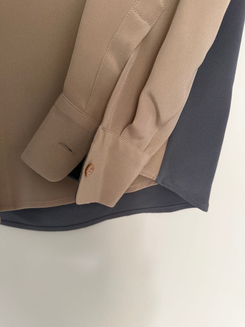 ロロピアーナ ベージュとグレーの長袖シャツ