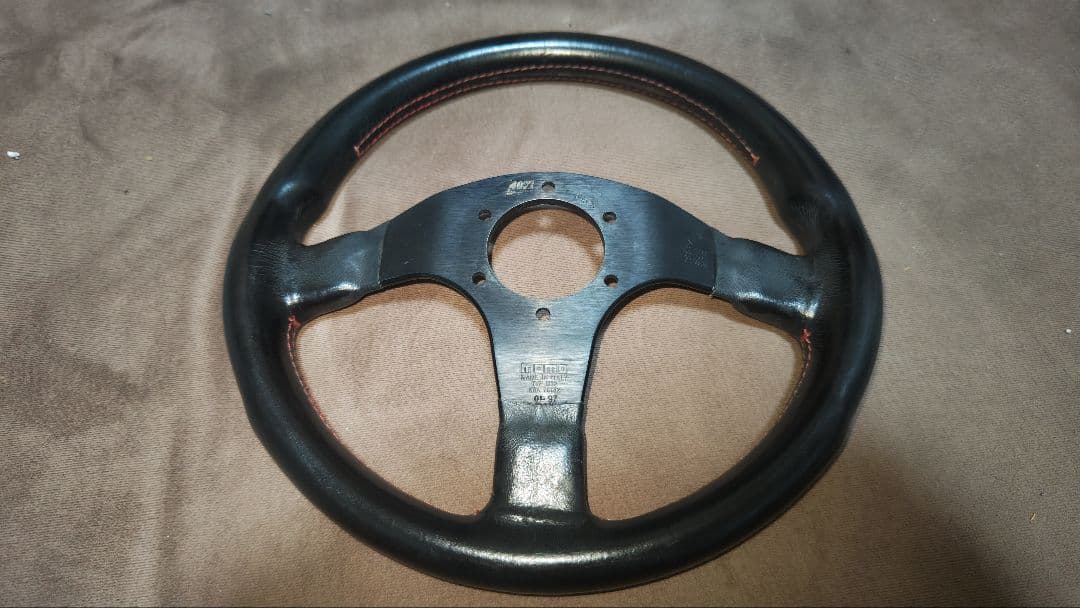 MOMO小径ステアリングCORSE 3スポーク32Φ？