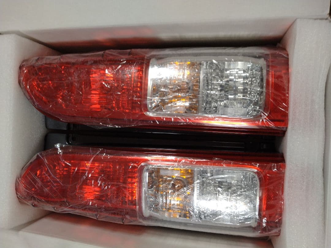 ハイエース新品未使用テールランプ2個セット