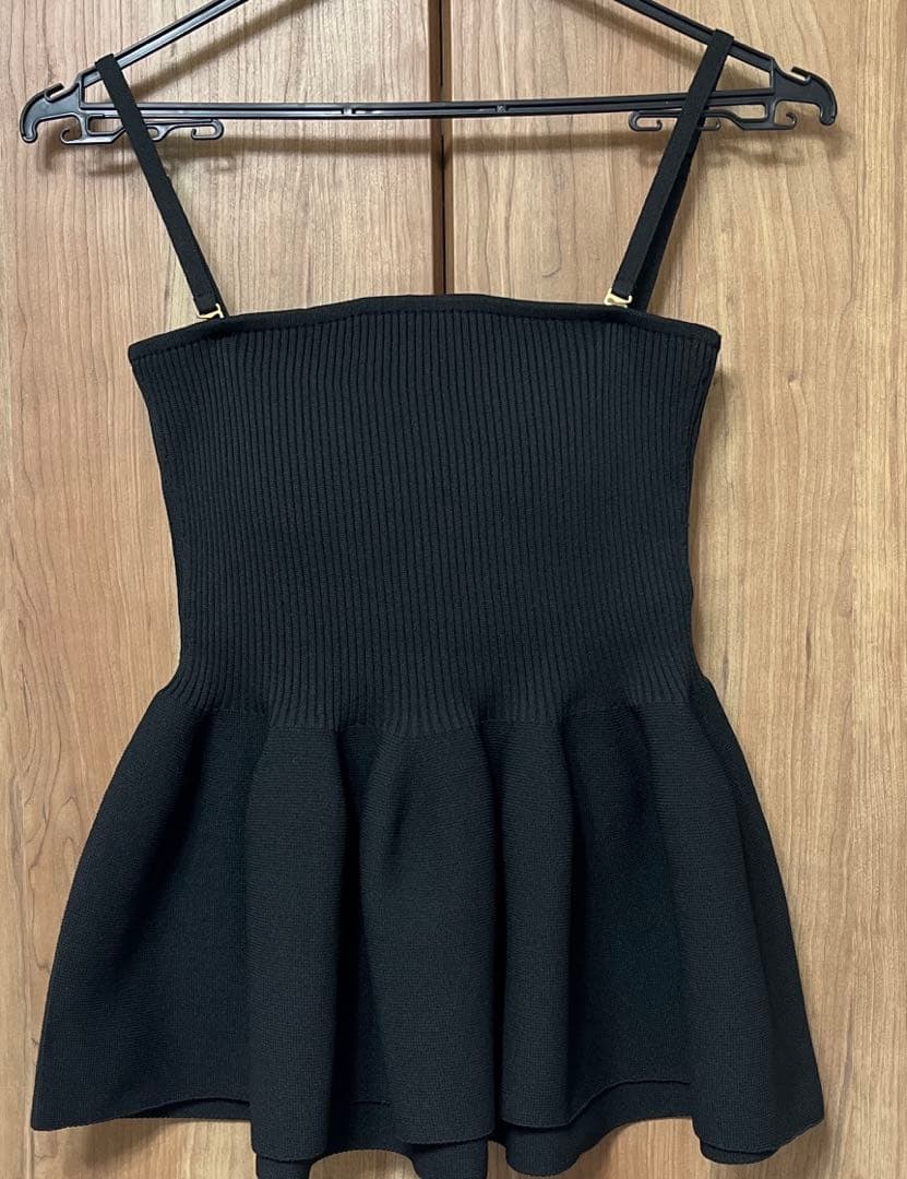 【美品】アニュアンス　ホールガーメントペプラムニットキャミ　ブラック