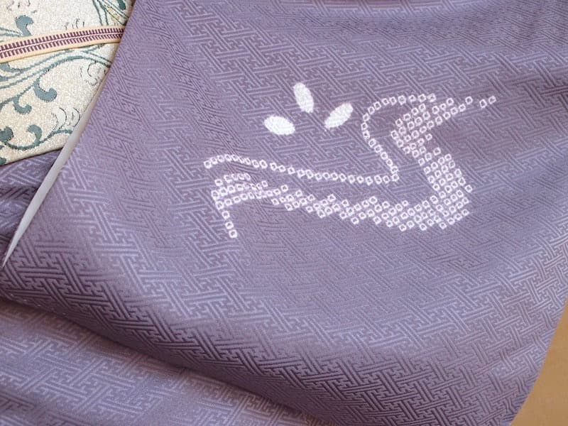 付下げ　絞りと刺繍（流水に菊、菖蒲etc）裄67 背紋なし　正絹美品