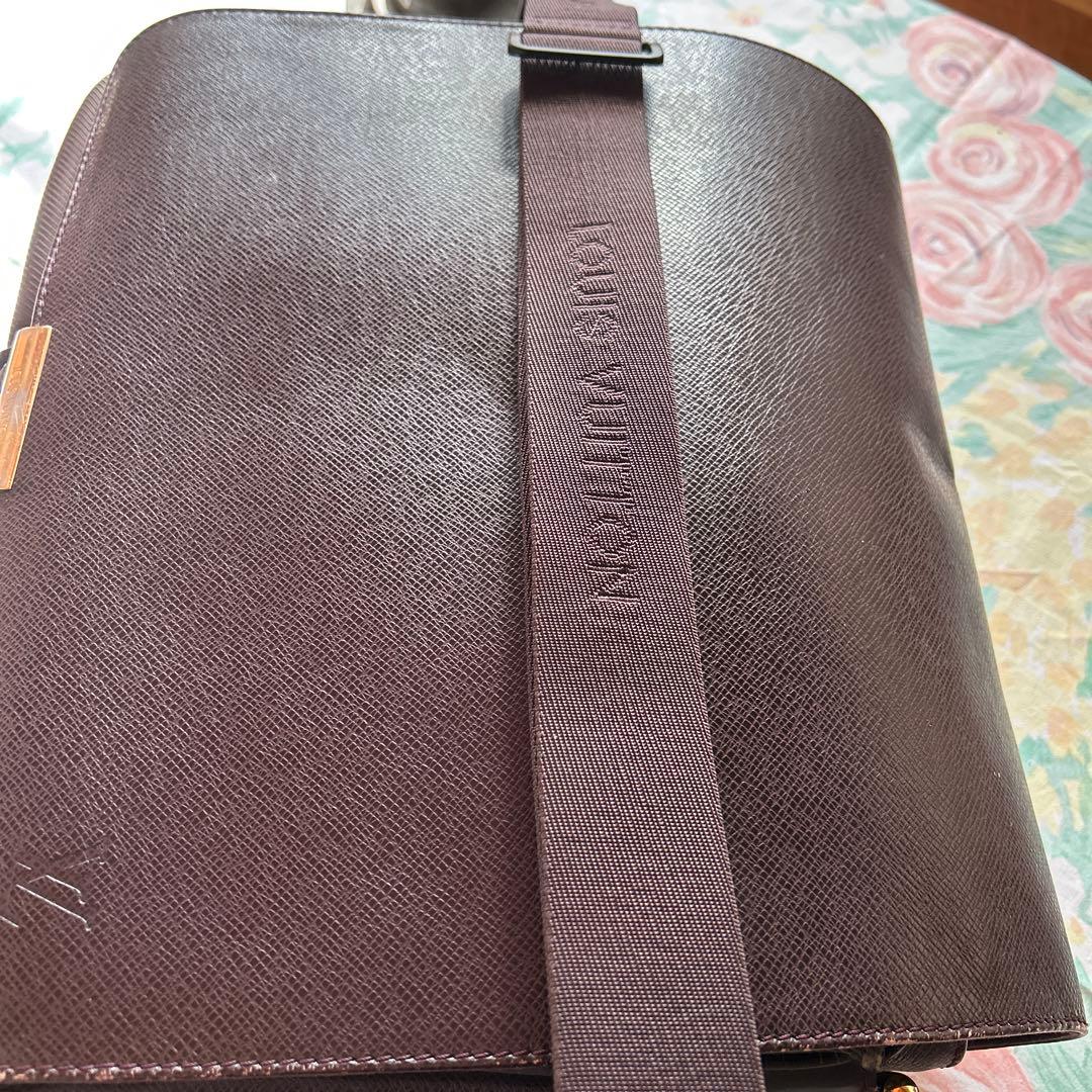 黒霧です。ルイビィトン　タイガ　メッセンジャーバック　ショルダーバック