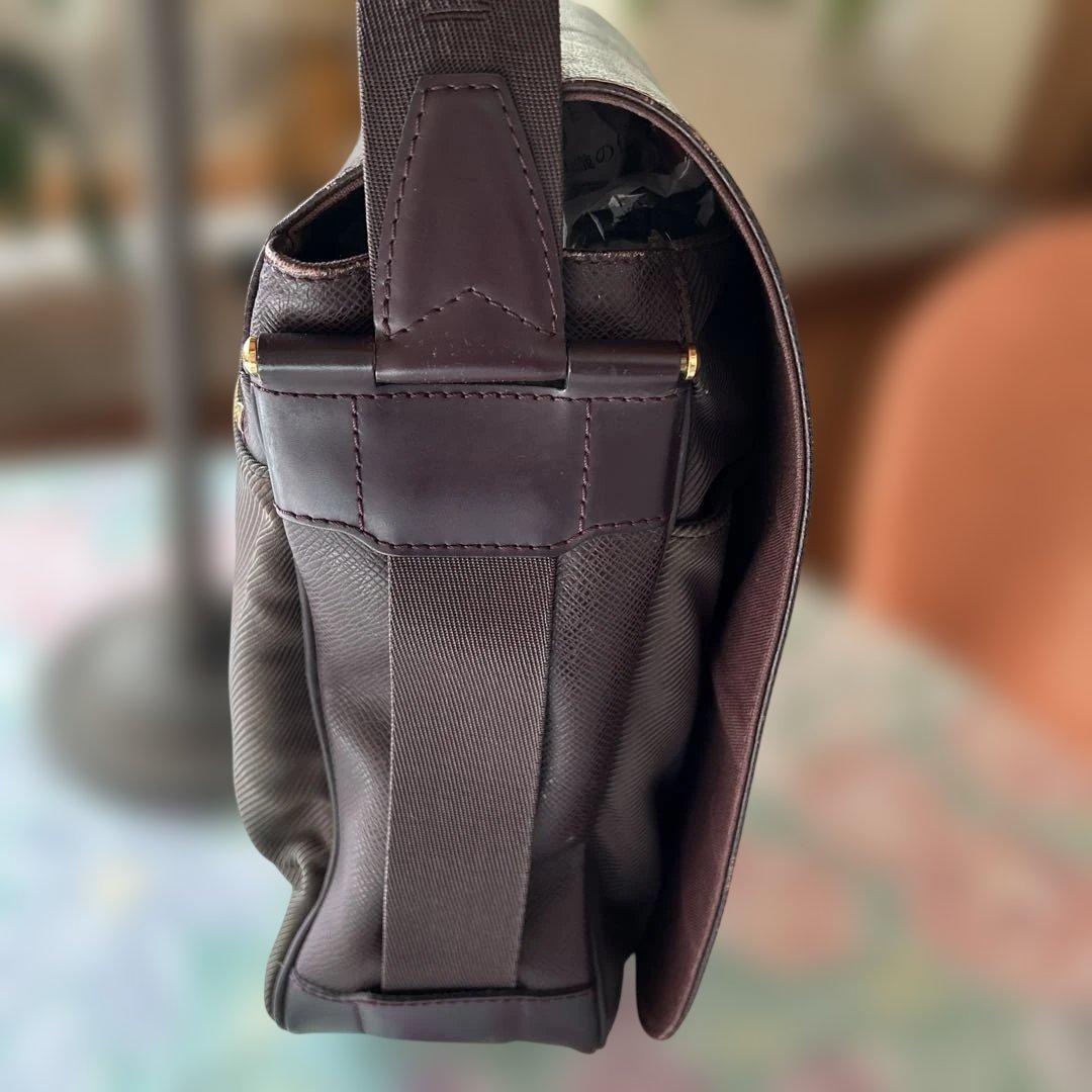 黒霧です。ルイビィトン　タイガ　メッセンジャーバック　ショルダーバック