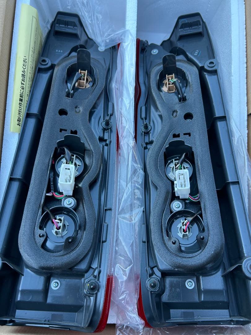 ハイエース　純正テールランプ　新車外し