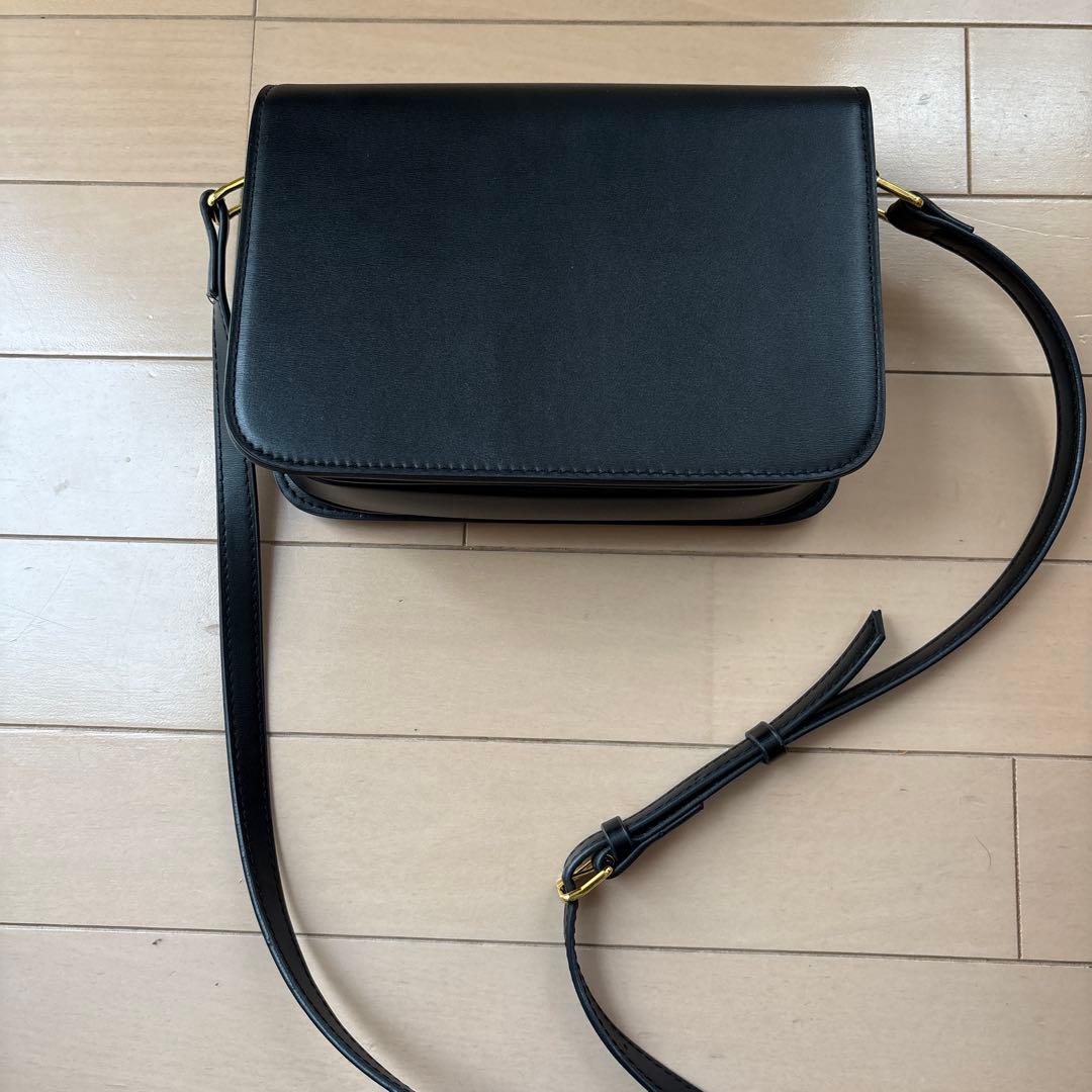週末限定お値下げ⭐︎ブラックショルダーバッグ レディース　ゴールド金具