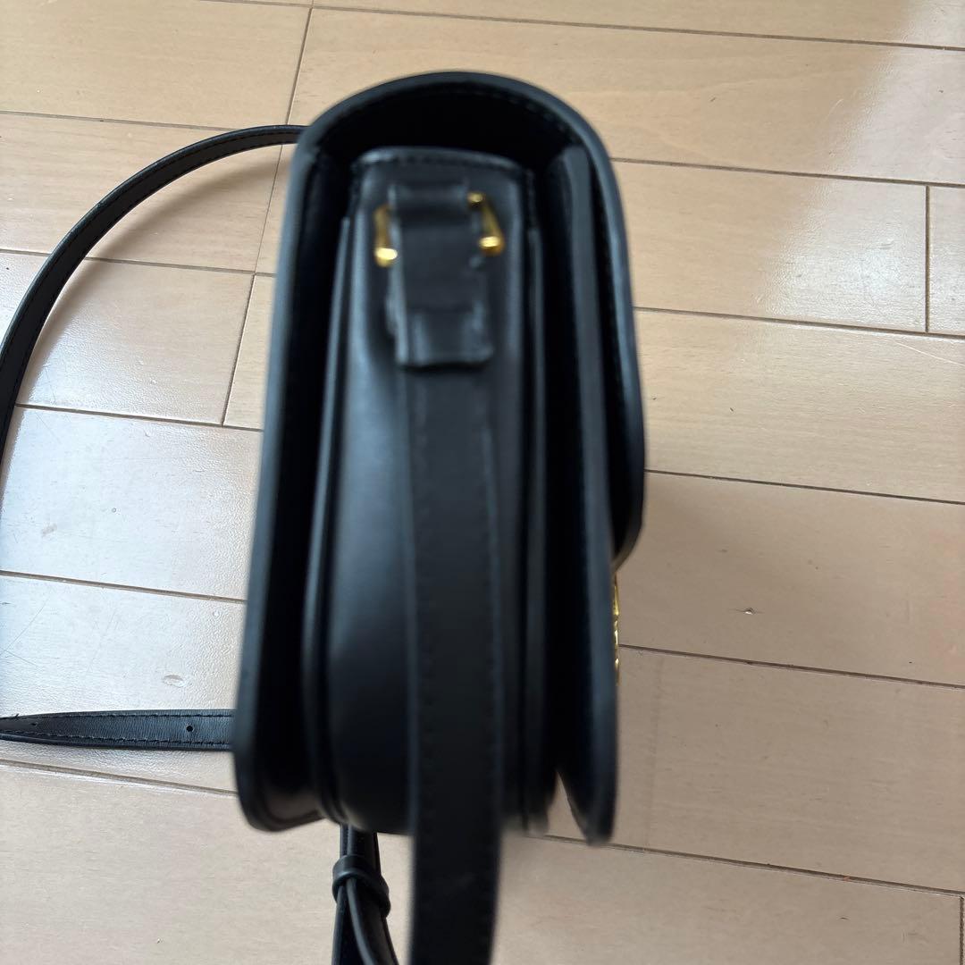 週末限定お値下げ⭐︎ブラックショルダーバッグ レディース　ゴールド金具