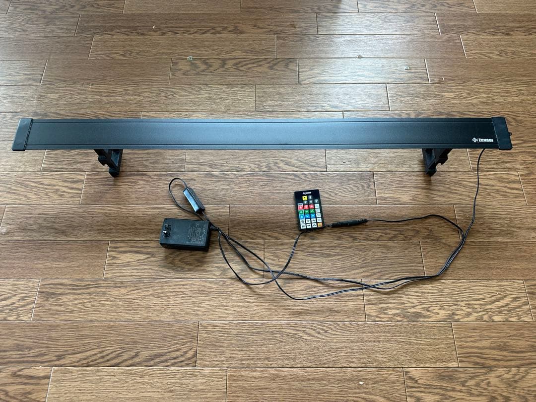 90アクリル水槽 上部濾過　LEDライト付き