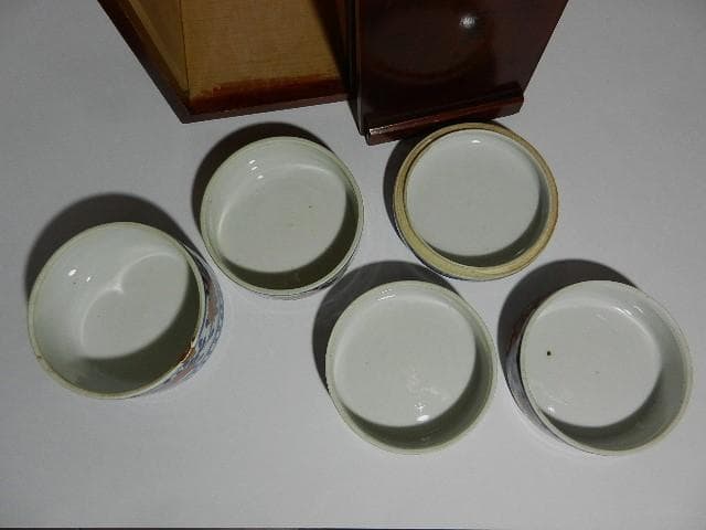 共箱入り「古伊万里錦手花蝶文様丸形四段小重鉢」と「切子ワイングラス」２点