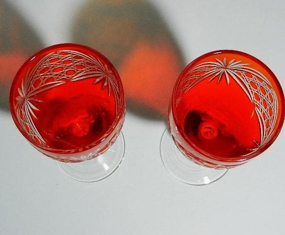 共箱入り「古伊万里錦手花蝶文様丸形四段小重鉢」と「切子ワイングラス」２点