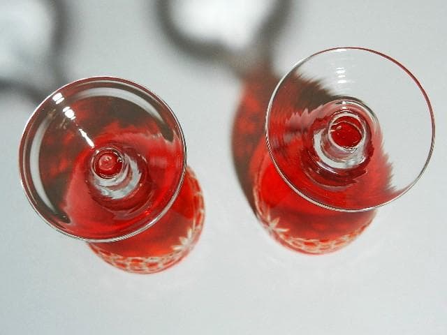 共箱入り「古伊万里錦手花蝶文様丸形四段小重鉢」と「切子ワイングラス」２点