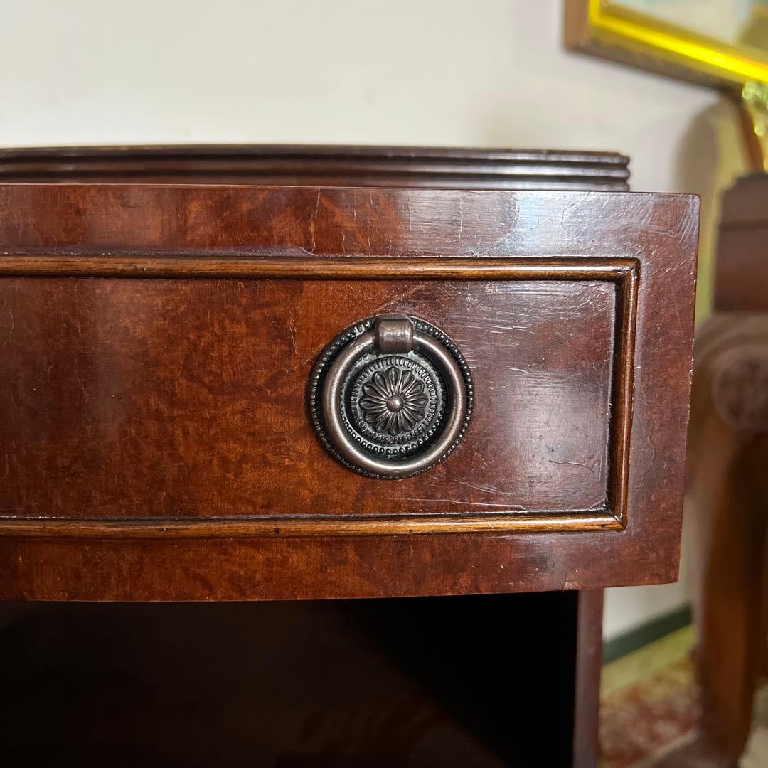 k199r124 Lloyd's ベッドサイドテーブル カブリオールレッグ 猫脚