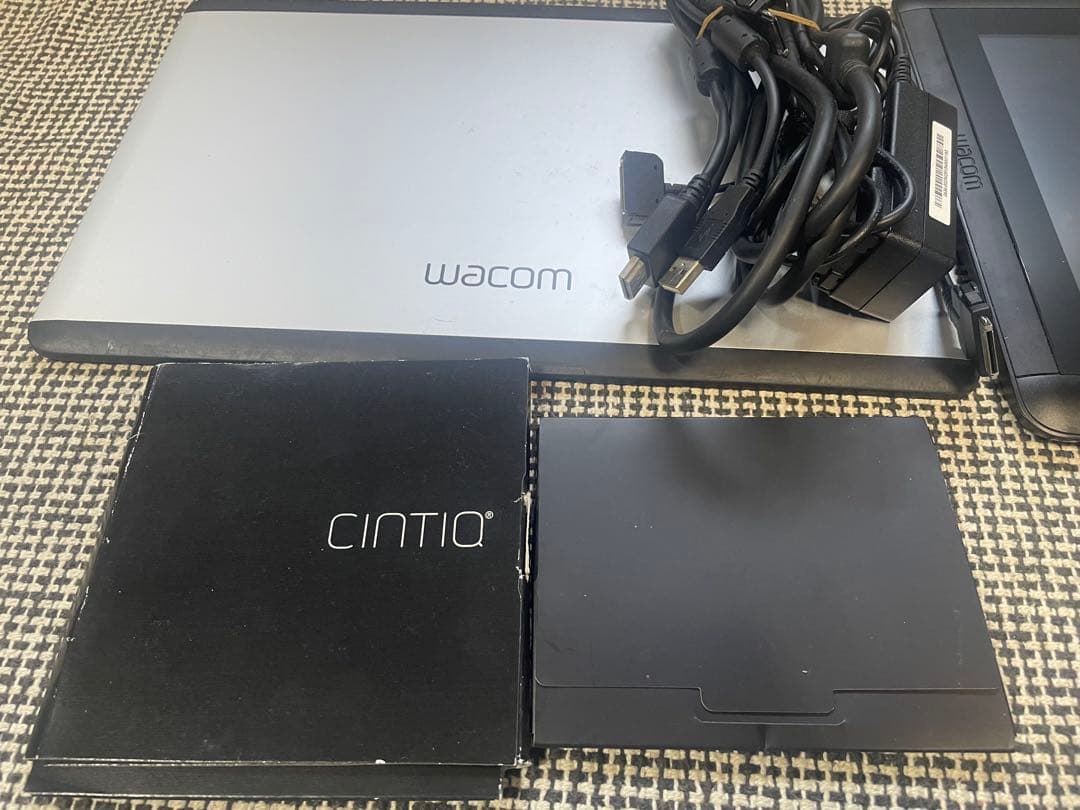 Wacom Cintiq 13HD DTK-1301/K0 ワコム　液タブ