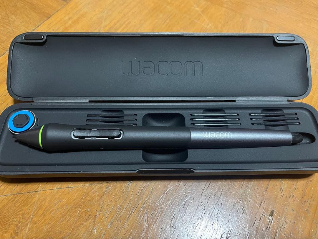 Wacom Cintiq 13HD DTK-1301/K0 ワコム　液タブ