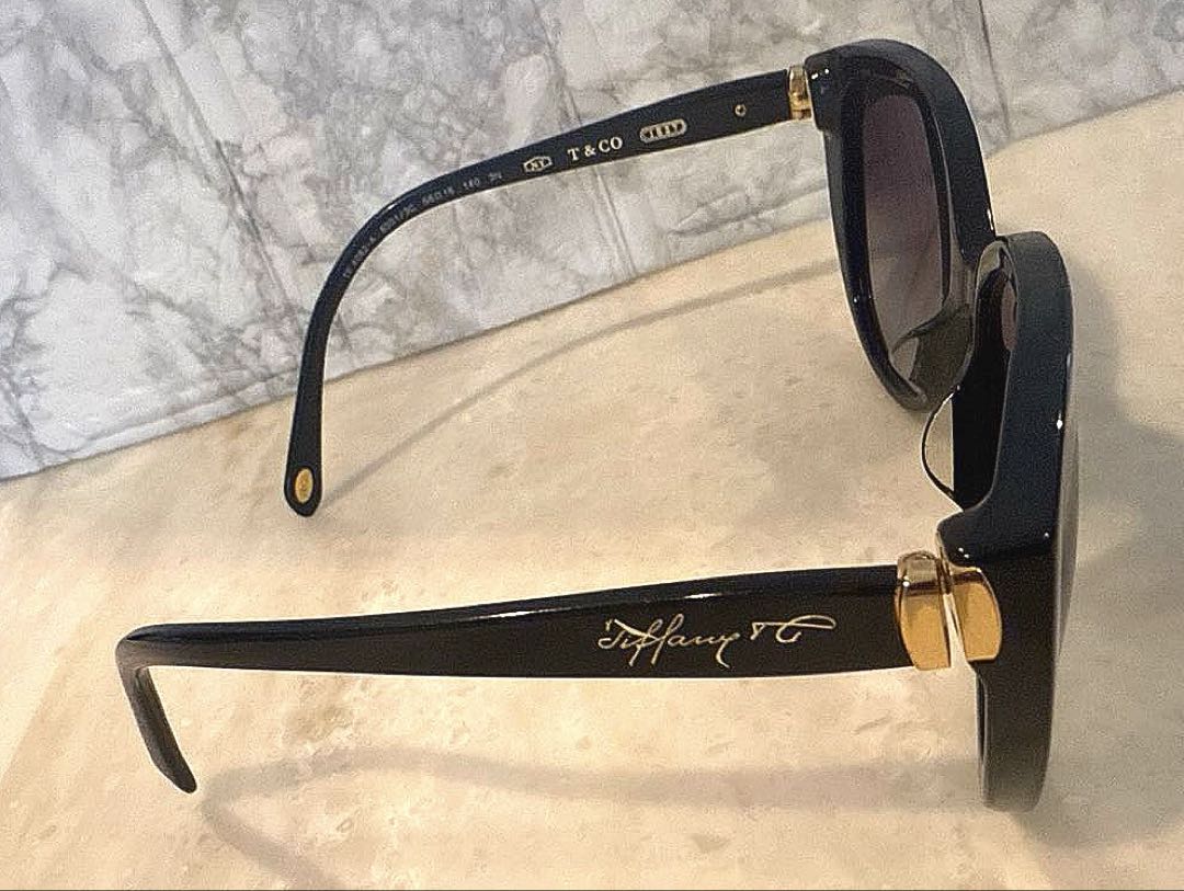 Tiffany & Co. ブラックラウンドサングラス