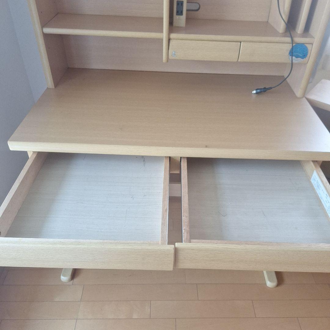 ナチュラルデザインの学習机 　　　　椅子なし