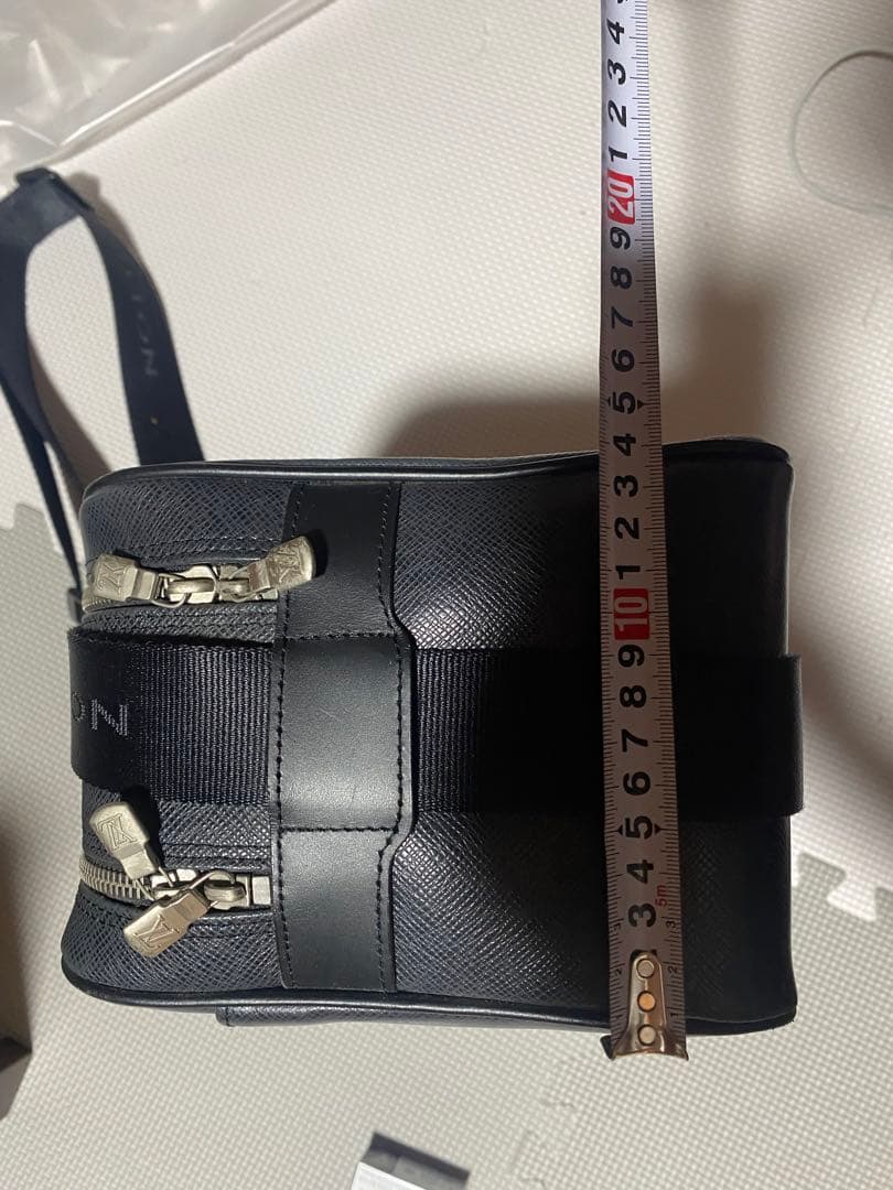 Louis Vuitton ブラックレザーショルダーバッグ