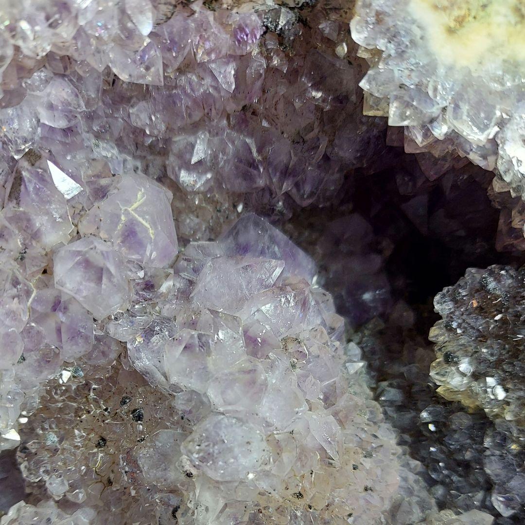 大きい！ 中に結晶モコモコ♪ 約2キロ ジオードドーム 原石 1面磨き 302