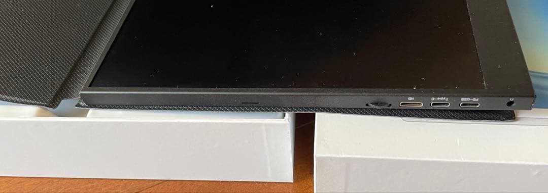 2K 17.3インチ モバイルモニター