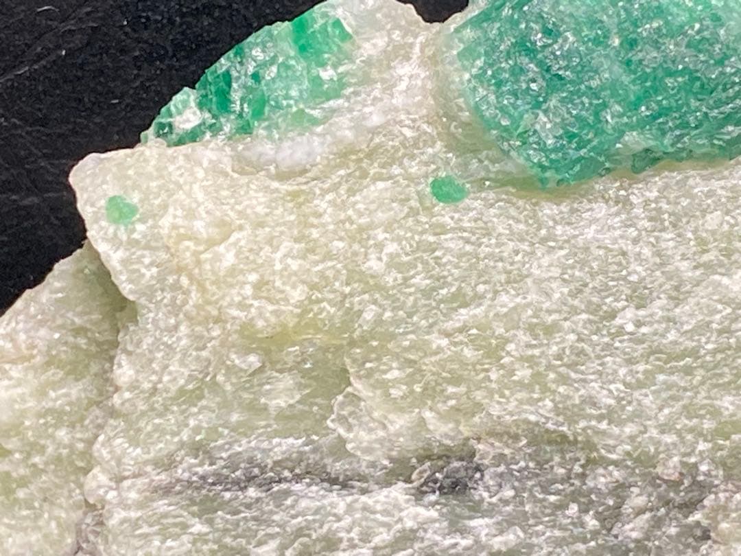 エメラルド 原石　結晶　85g 母岩付き