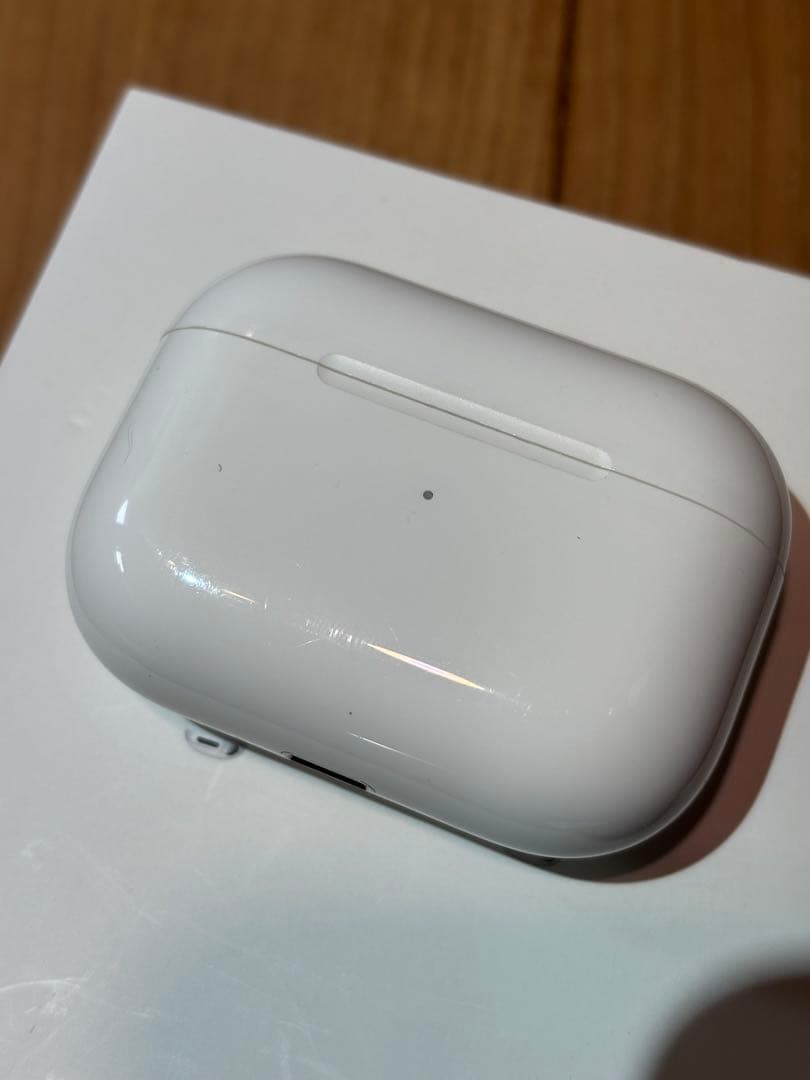 AirPods Pro 本体と充電ケース