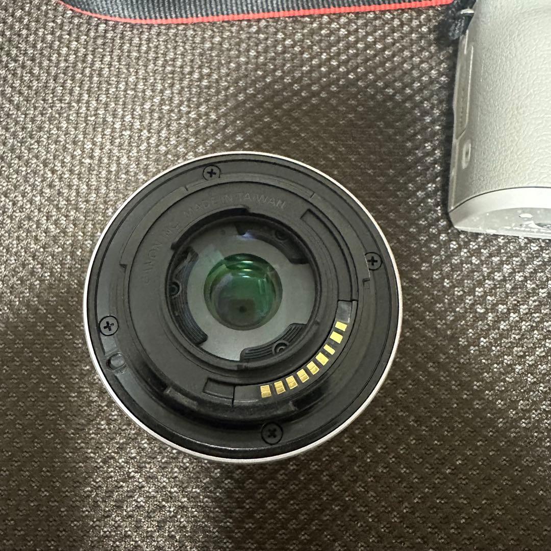 【匿名配送】Canon EOS Kiss M ホワイト 15-45mmレンズ