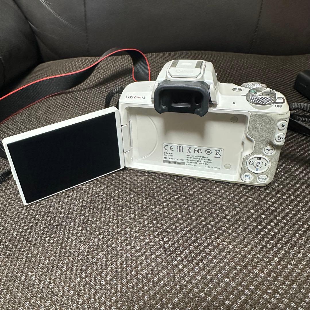 【匿名配送】Canon EOS Kiss M ホワイト 15-45mmレンズ