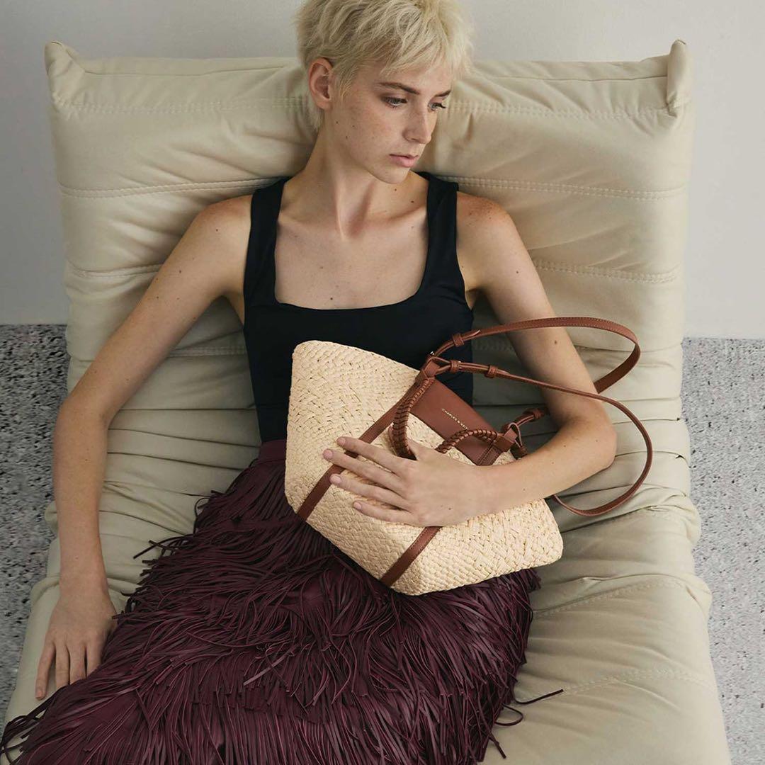 チャールズ アンド キース Shalia シャリア ラフィアウーブンバケツバッグ