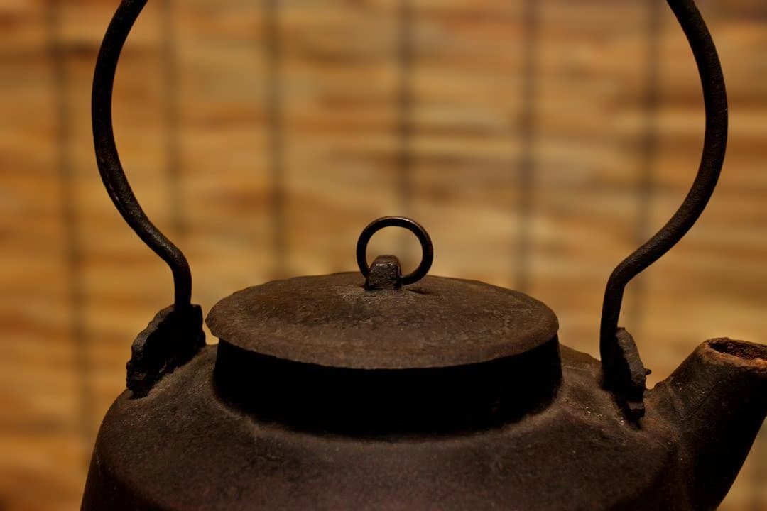 古鉄瓶　　銅環三足鉄砲口大鉄瓶　希少品　　水漏れなし