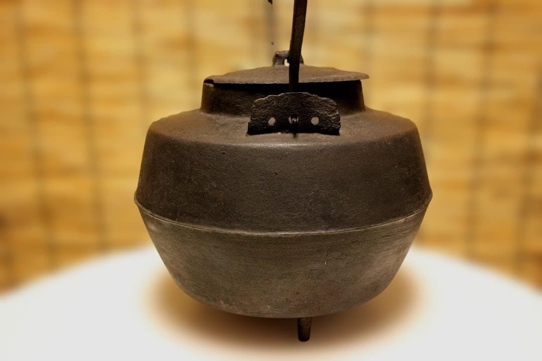 古鉄瓶　　銅環三足鉄砲口大鉄瓶　希少品　　水漏れなし