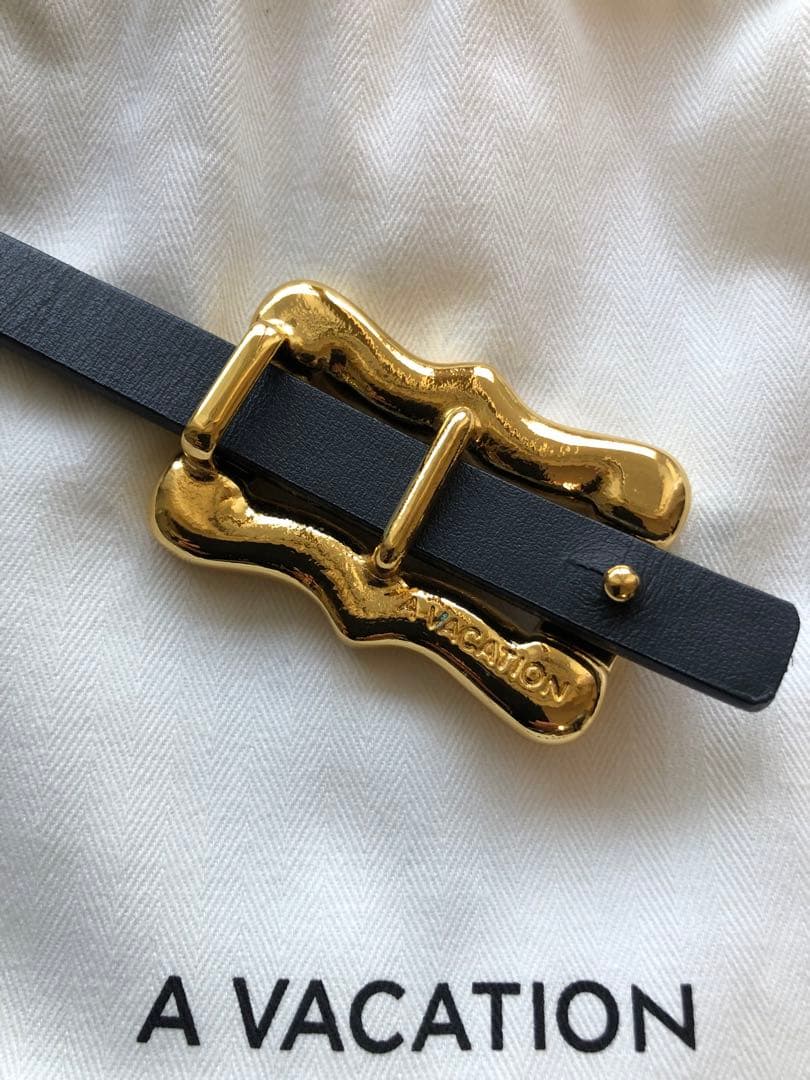 A VACATION 黒レザーベルト 金色バックル
