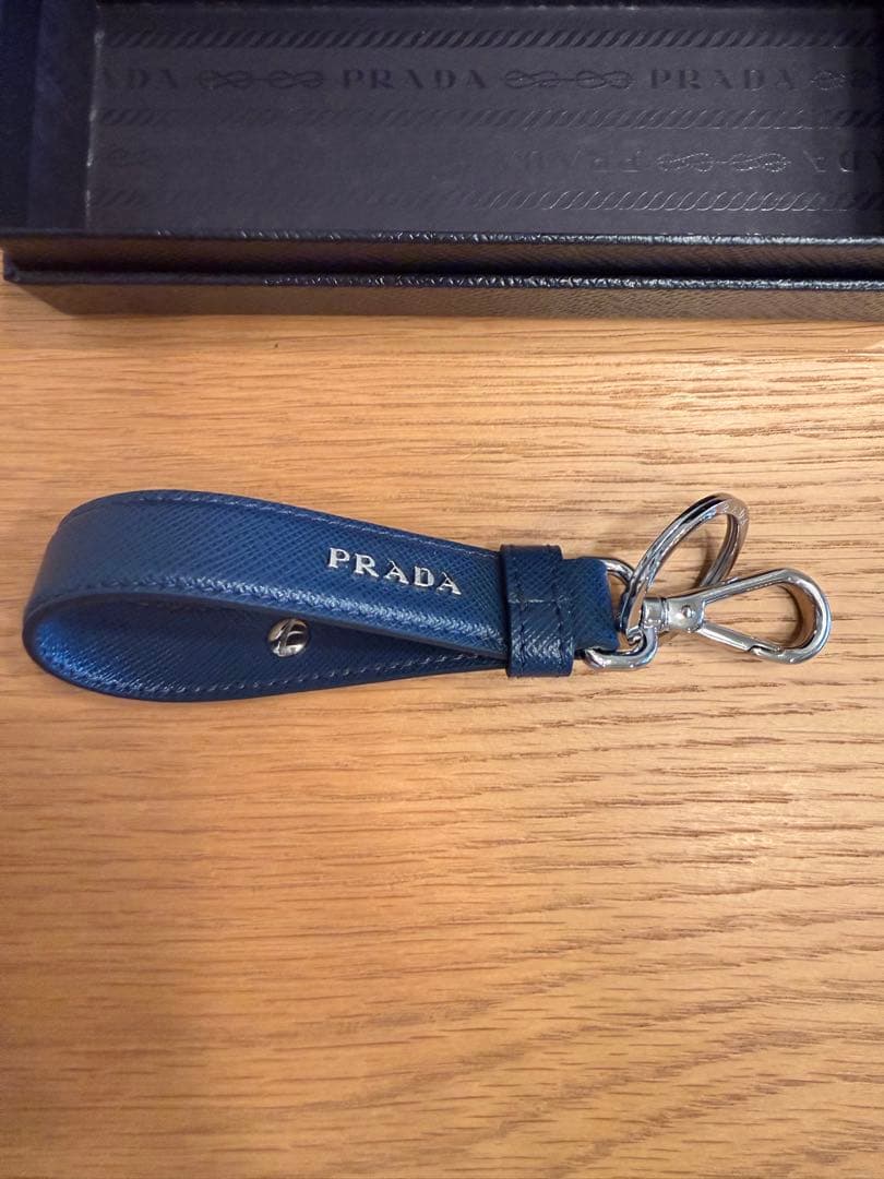 新品　早い者勝ち　PRADA プラダ　 キーホルダー　三角ロゴ　箱タグ付き