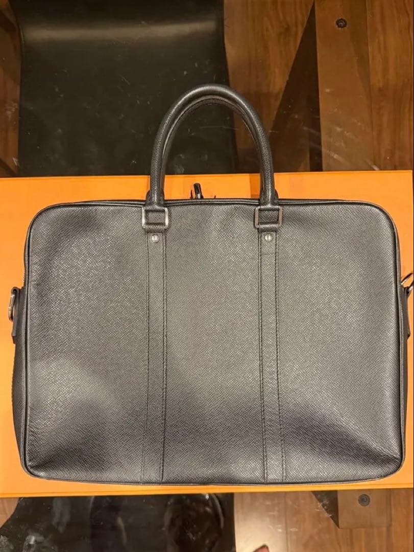 mobルイヴィトン タイガ　ポルト ドキュマン・ヴォワヤージュ　ブラック