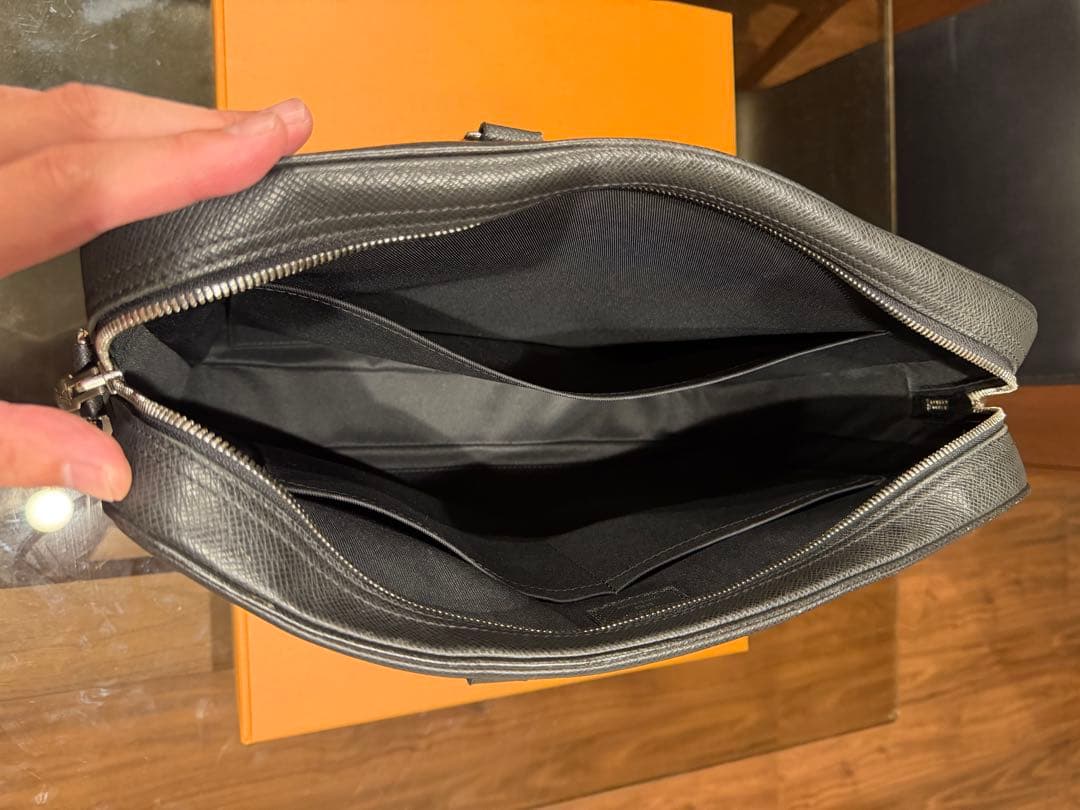 mobルイヴィトン タイガ　ポルト ドキュマン・ヴォワヤージュ　ブラック