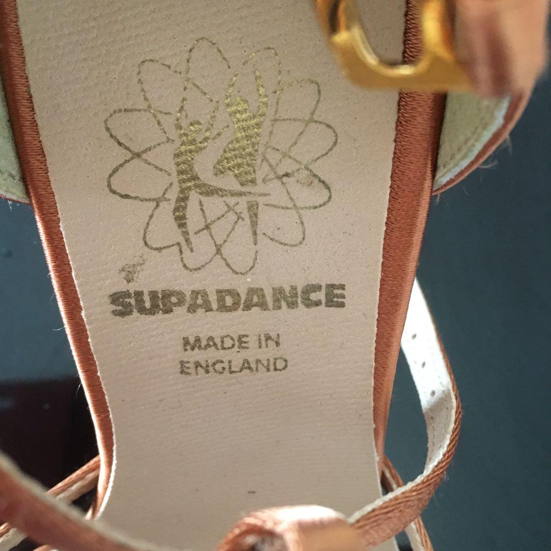 イギリス製の正式なラテンダンスシューズ