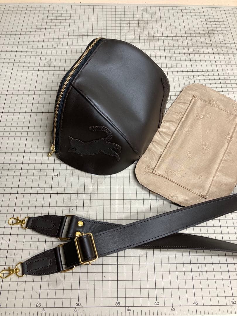 本革ハンドメイド　ボディーバッグ　シルエット猫　魚チャーム　フルオーダー専用