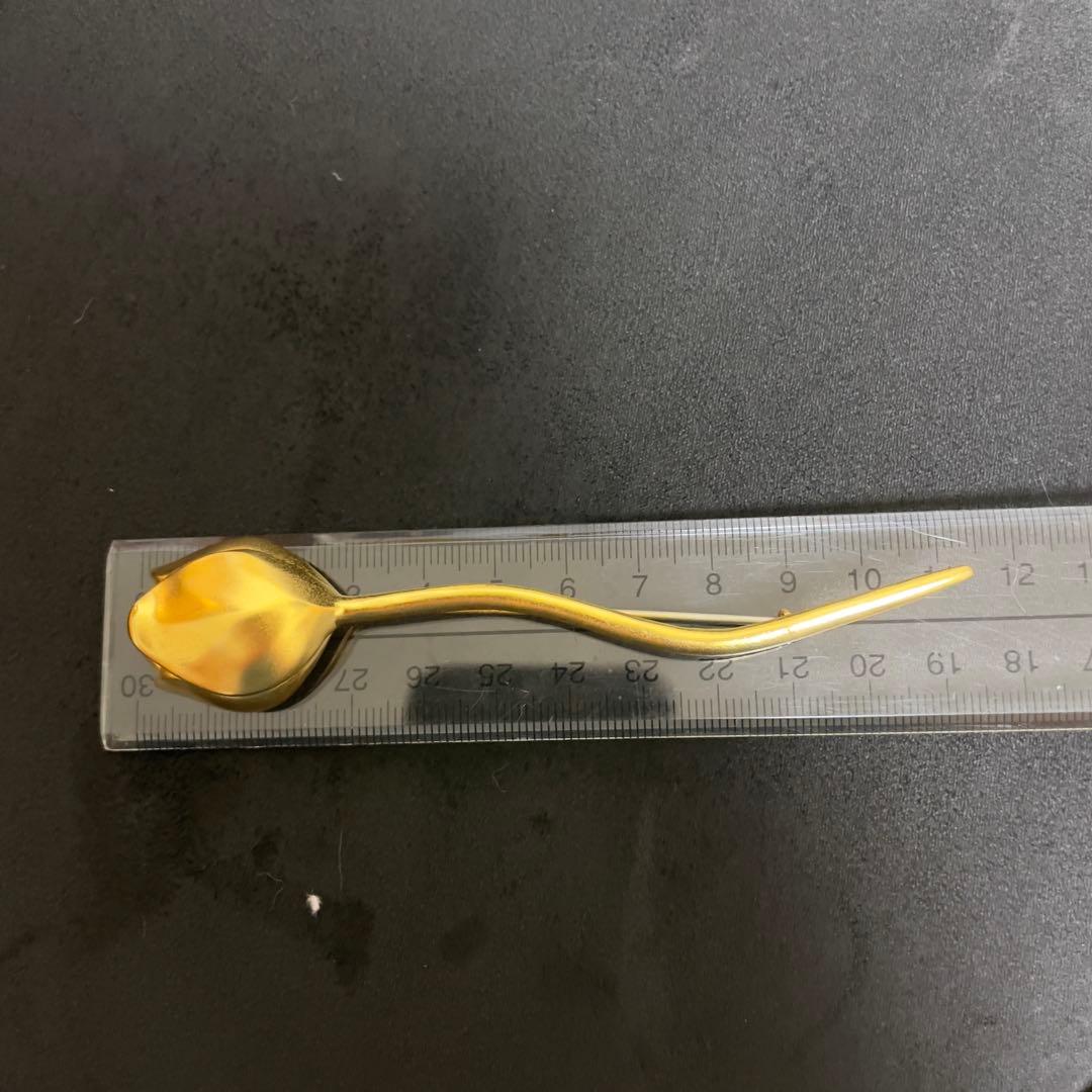 カールラガーフェルド　ヴィンテージブローチ　ゴールドカラー　フラワーモチーフ