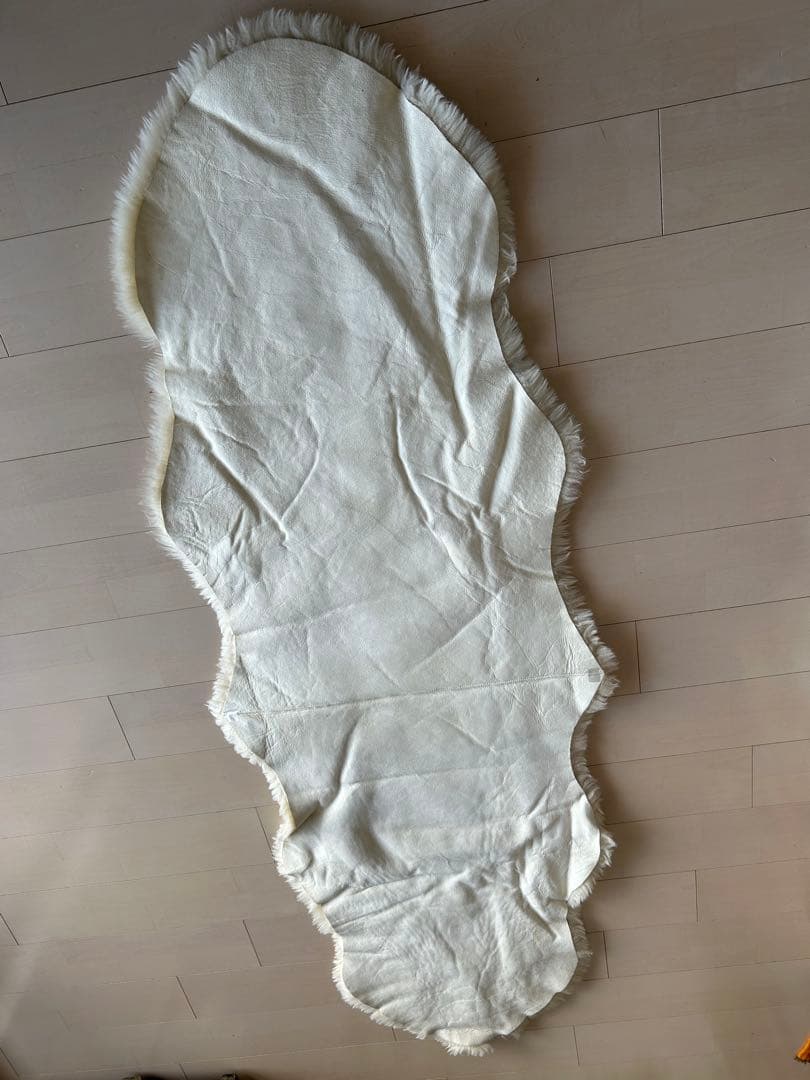 オフホワイト 羊毛ラグ 不規則形状