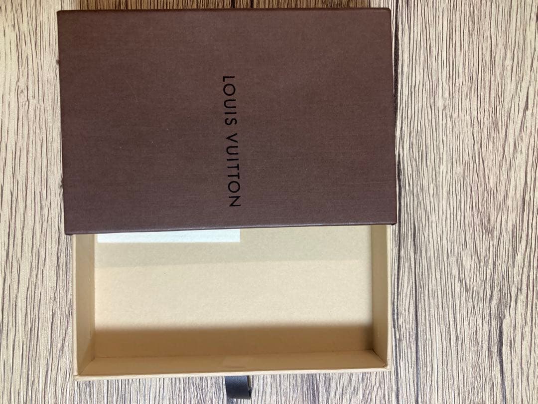 LOUIS VUITTON LVロゴキーホルダー