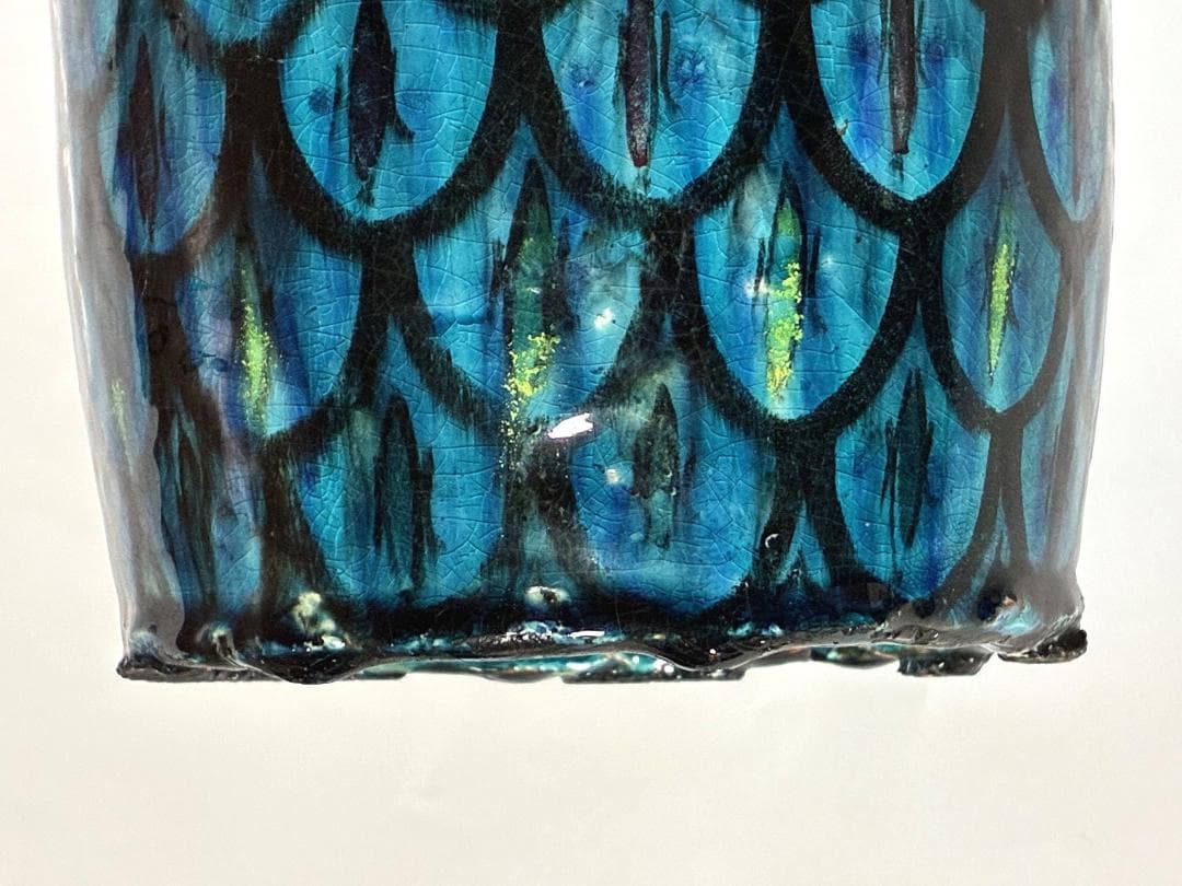 ターコイズグリーンに黒や色とりどりの細首ボトル❁幾何学的 うろこ模様・少し漏れ有